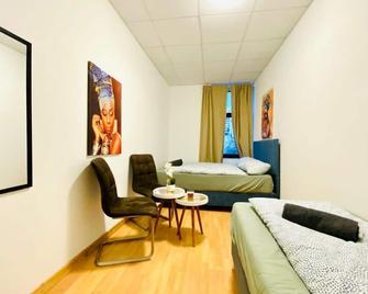 Sweet 3-Bedroom shared Apartment in a Quiet Neighborhood - Wina - Kamar Tidur