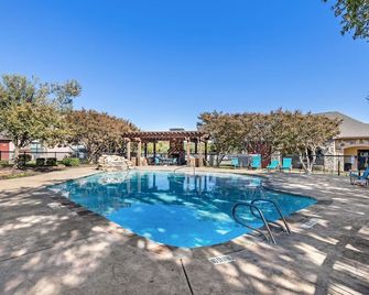 Stylish 1BR + pool Walk to Bars & Bites in the heart of Addison - Addison - Pool