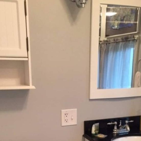 Room amenity view of Sunny Coach House in Historic Oak Park