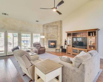 1 Mi to Applegate Park Zoo: Pet-friendly Home - Merced - Sala de estar