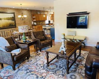 Exquisite loft with Downtown Hendersonville at your foot steps! - Hendersonville - Living room