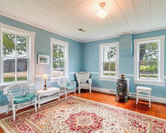Spacious Owensville Getaway w/ Winery On-Site! - Owensville - Living room
