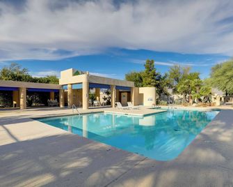 Sunny Tucson Townhome w/ Patio & Mountain Views! - Tucson - Basen