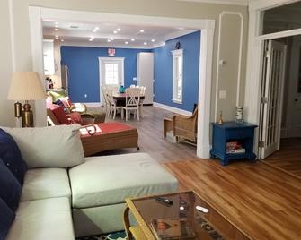 Nautical Cottage on Geneva St. is truly located downtown Lake Geneva, WI - Lake Geneva - Living room