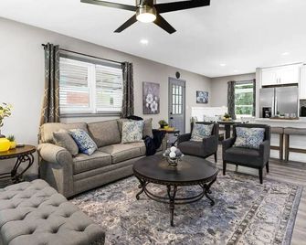Spring Special: Close to Everything, remodeled 3 bdrm house, large deck - Marietta - Living room