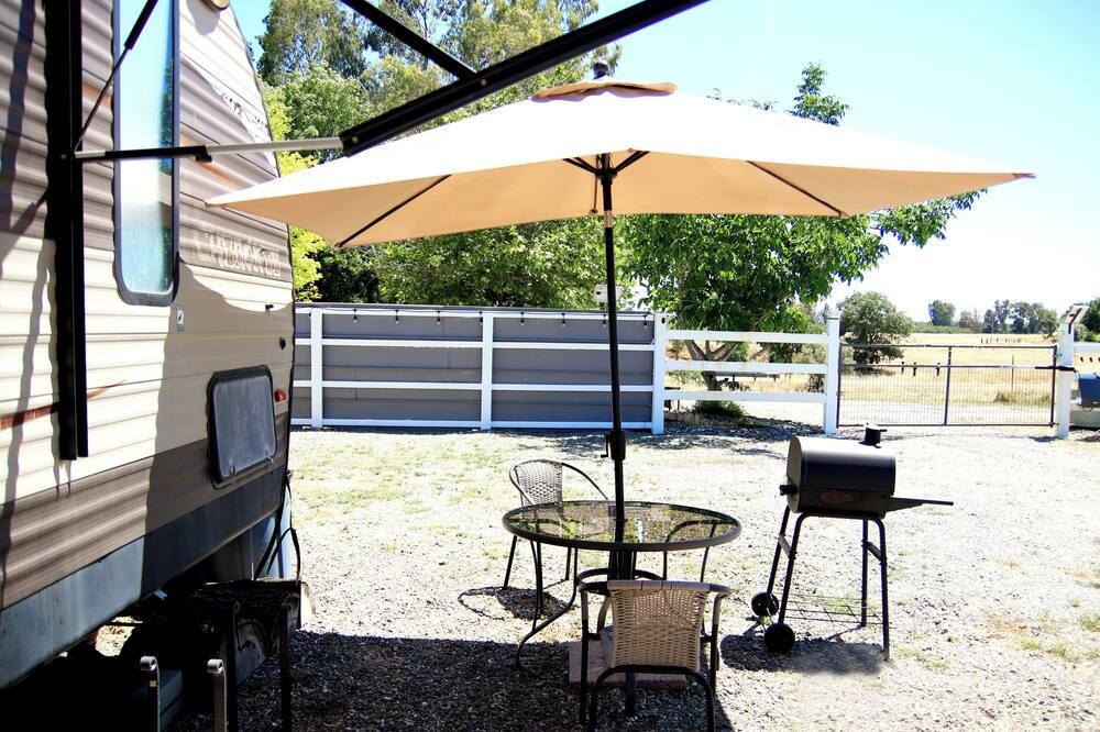 Peaceful, clean, spacious RV at a great bargain. with 2 amazing MR COOL ACs - Corning - Innenhof