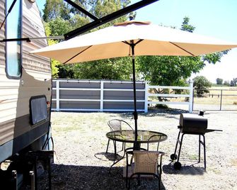 Peaceful, clean, spacious RV at a great bargain. with 2 amazing MR COOL ACs - Corning - Innenhof