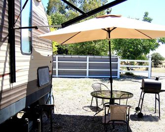 Peaceful, clean, spacious RV at a great bargain. with 2 amazing MR COOL ACs - Corning - Innenhof