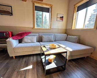 Red Cariboo Resort - Anahim Lake - Living room
