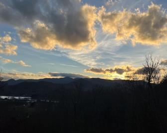 Amazing Views!! Creekside Cabin, Wrap Around Porch, Close to Town! Dogs Welcome! - Hiawassee - Außenansicht