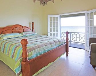 Step from Condo or restaurant, onto the beach and into the pool 30 meter radius. - Charlestown - Sypialnia