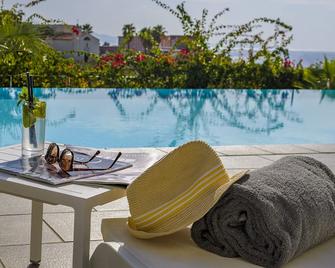 ريزيدنش دو توريزم آجاكسيو آميراوتيه - أجاكسيو - حوض السباحة