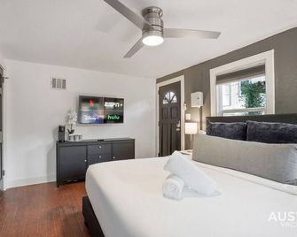 Prime Location w King Accommodations Near Downtown - Austin