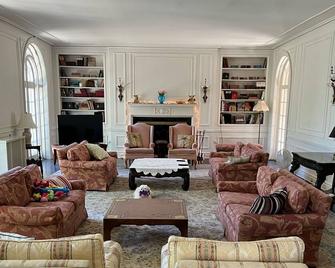 Historic Mansion Amazing Wonderland ! - Jamestown - Lounge