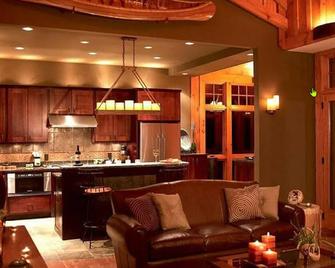 Dragonfly Cottage at Santeetlah Lakeside featured on the cover of Cabin Magazine - Robbinsville - Keuken