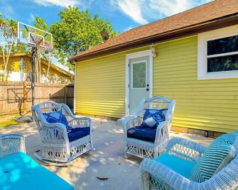 Home Away from Home: Cozy Two Story Beach Cottage - Palmetto - Patio