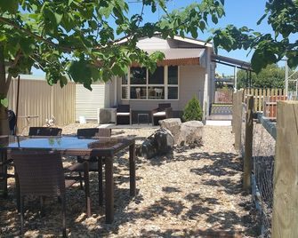Must Love Dogs B&B - Rutherglen - Patio
