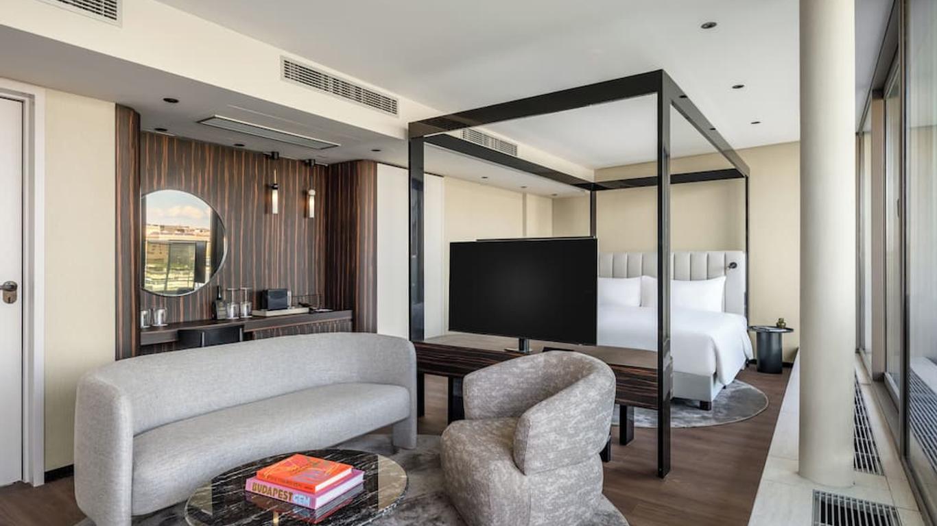 Leon Hotel & Lounge