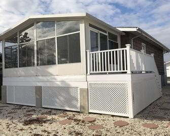 Waterfront Family Home at The Jersey Shore - Quiet Neighborhood on the Bay - Brick - Building