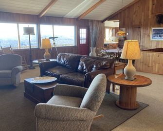 Relax And Soak In The Views With Your Family And Friends. - Union Dale - Lounge