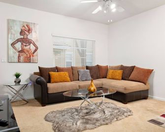 10 mins from sacramento international and downtown sacramento - סקרמנטו - סלון