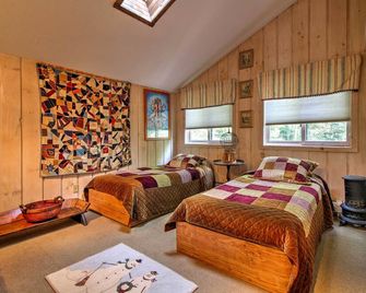 West Dover Vacation Rental w/ Hot Tub Near Mt Snow - Dover - Bedroom