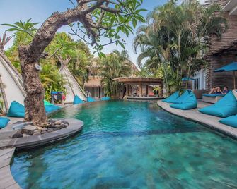 The Green Room Seminyak - Hostel - Kuta - Pool