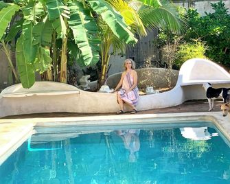 Calle Ouvert - מרידה - בריכה