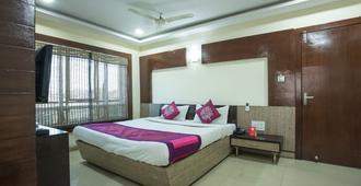 Oyo 5738 Hotel Lords Inn - Indore - Bedroom