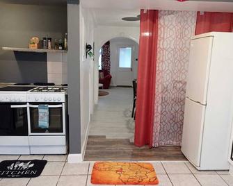 House - Sleeps 8 - Garden - Parking - Romford - Kitchen