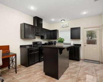 Nest at Hummingbird 3 w King bed free parking Patio - Pharr - Kitchen