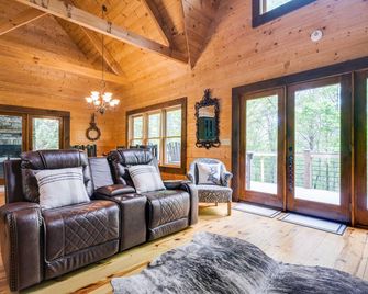 Gorgeous cabin w/ game room, huge decks, & water views - near hiking & fishing - McCaysville - Living room