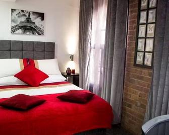 Kick back relax stylish space - Nottingham - Bedroom
