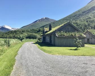 Magnificent Farm From The 18th Century With The Possibility Of Salmon Fishing - Stordal - Edificio