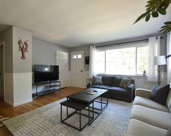 Mid-Coast 3BR Private Home with All Fenced in Backyard - Topsham - Sala de estar