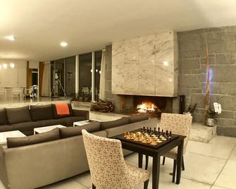 Amazing Mid-Century Modern Mountain Top Home on 160 Acres - Jaffrey - Lounge