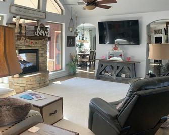 3-bedroom Rustic Charm Home Outdoor Kitchen, pool. Hot Tub + 2 fireplaces - Coweta - Sala de estar