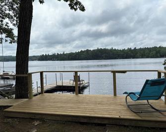 Peaceful Lakefront 3 bedroom Cottage On Quiet Forest Lake - Gray - Balcony