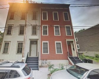 Big Center Square Town House retreat in the shadows of Empire Plaza. - Albany - Building