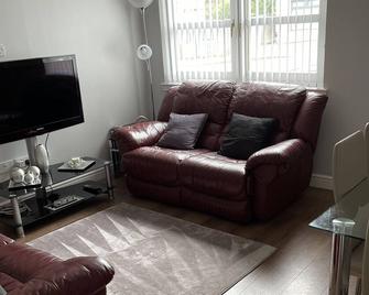 Fife Apartments - Dunfermline - Living room