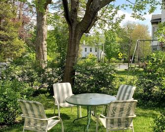 Low-scent, historic downtown gem with sustainability practices throughout. - Northampton - Patio