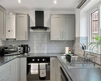 Amaya Three - Newly Renovated - Sleeps 6 - Grantham - Garden & Driveway - Grantham - Küche