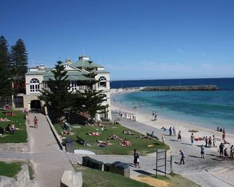 Norfolk Hotel - Fremantle - Beach