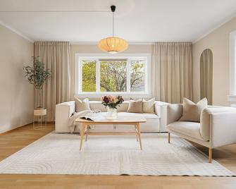 Historical Villa & Green Sanctuary in City Center - Tromsø - Living room