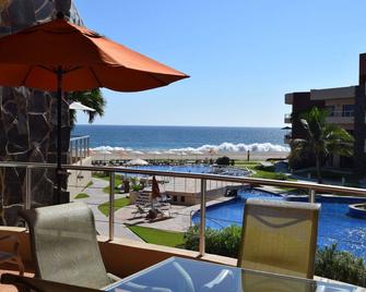 A tropical 2 bedroom 2 bathroom resort on the stunning Playa de Coco beach - Barra de Navidad - Balcón