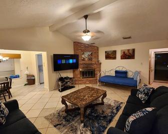 The Middle Of Everywhere. 30 Min Or Less To Med. Center, Galleria, Kemah, Nasa - La Porte - Living room