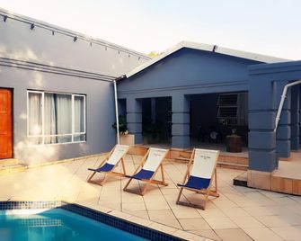 Lbe Guest House In Roodepoort Little Falls - Roodepoort - Pool