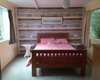 Rural Bach in the Capital - Tawa - Schlafzimmer