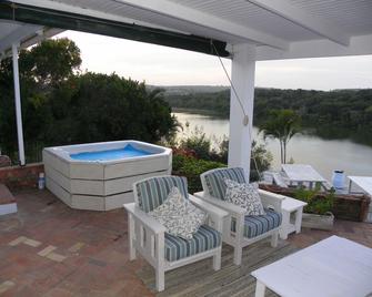 Blue's Guest House - East London - Patio