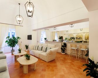 ي امالفي هوسبيتاليتي - امالفي - غرفة معيشة